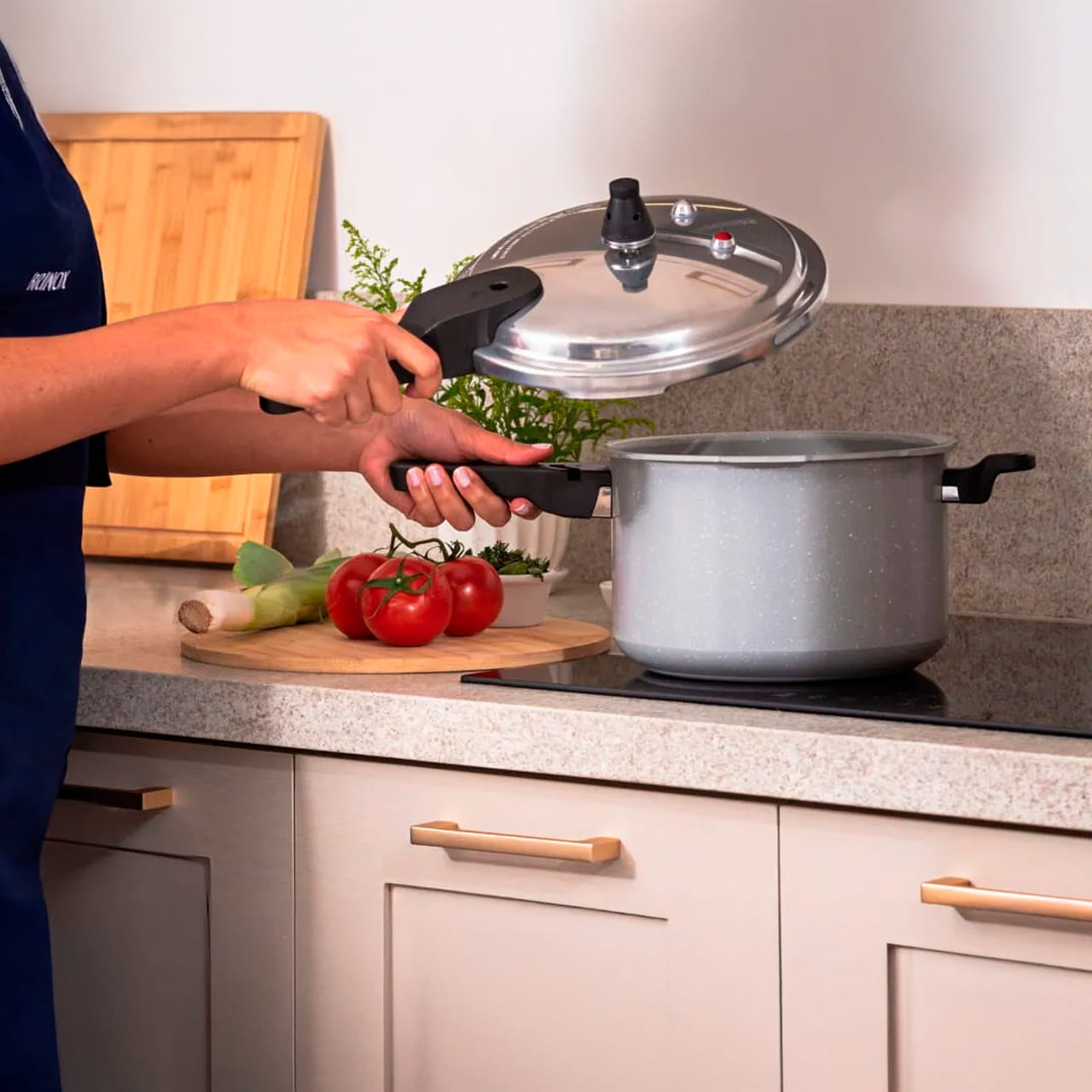 Panela de Pressão Indução Brinox Super Antiaderente Ceramic Life 4,2 Litros 20 cm Gris