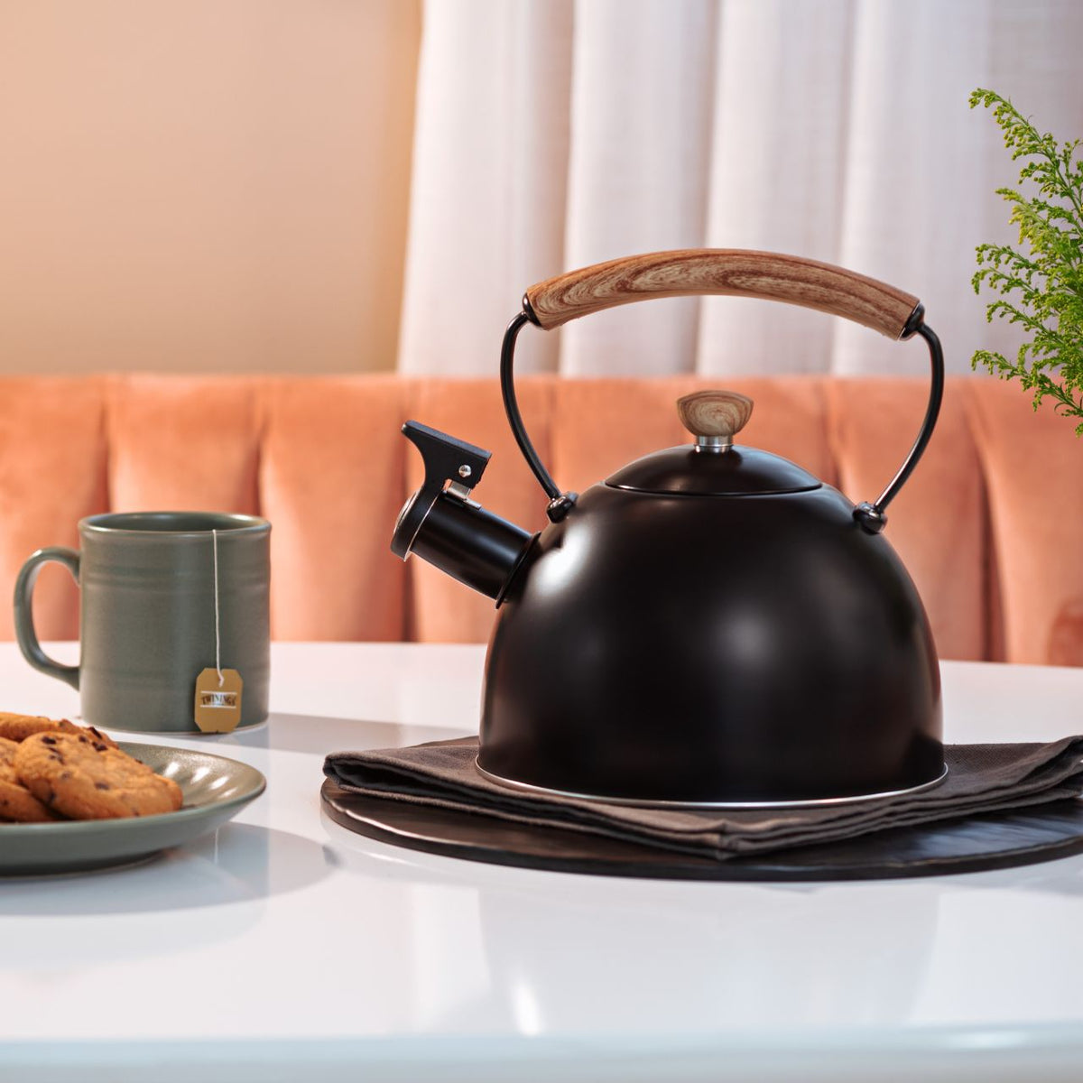 Chaleira com Indução e Apito Brinox Roma Vintage 1,3 Litros Preto