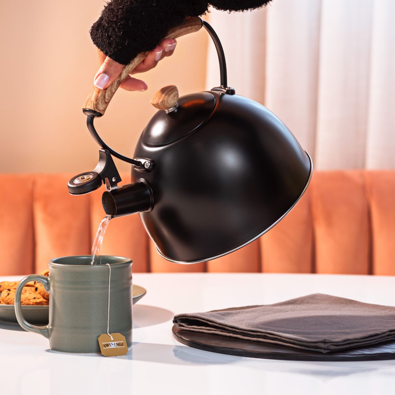 Chaleira com Indução e Apito Brinox Roma Vintage 1,3 Litros Preto