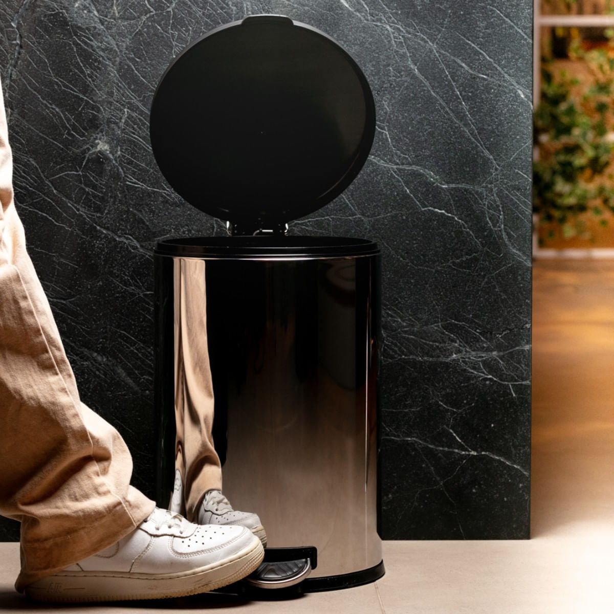 Lixeira com Pedal 15 L Aço Inoxidável com Tampa em Polipropileno cor Preto Flat Brinox