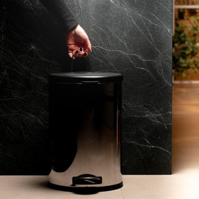 Lixeira com Pedal 15 L Aço Inoxidável com Tampa em Polipropileno cor Preto Flat Brinox