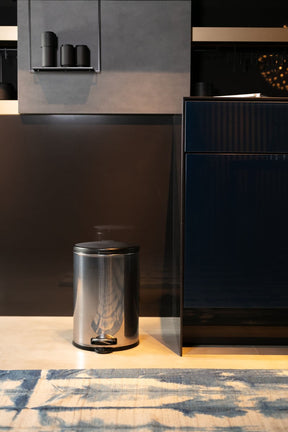 Lixeira com Pedal 15 L Aço Inoxidável com Tampa em Polipropileno cor Preto Flat Brinox