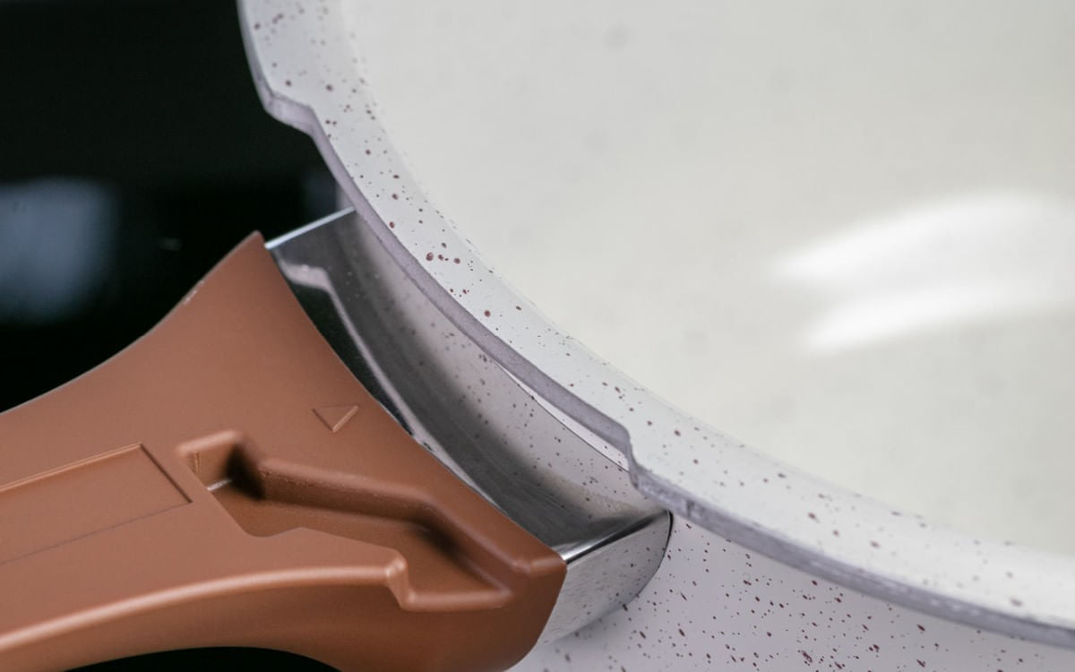 Panela de Pressão Indução Brinox Antiaderente Ceramic Life Pressure 6,8 Litros Ø24cm Vanilla