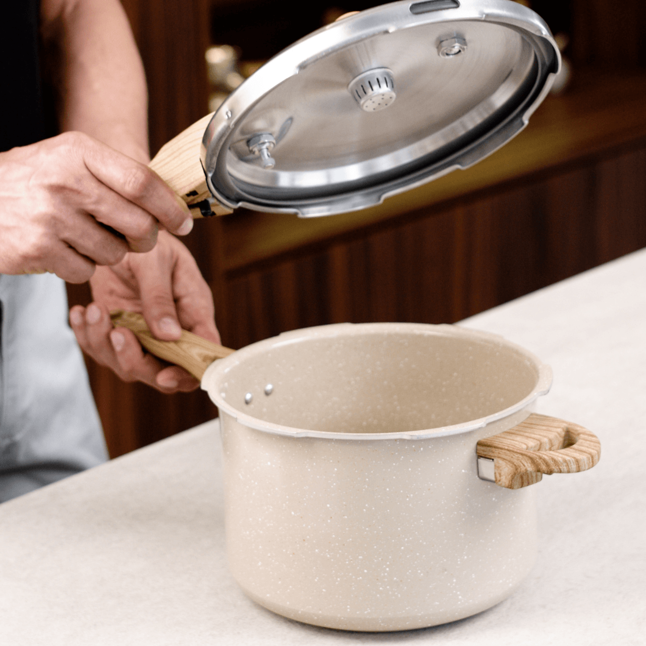 Panela de Pressão Indução Brinox Pressure Antiaderente Ceramic Life 4,2 Litros Areia